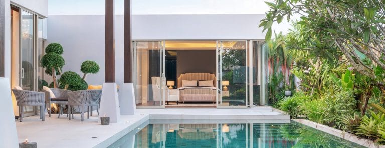 Habitation design avec une piscine