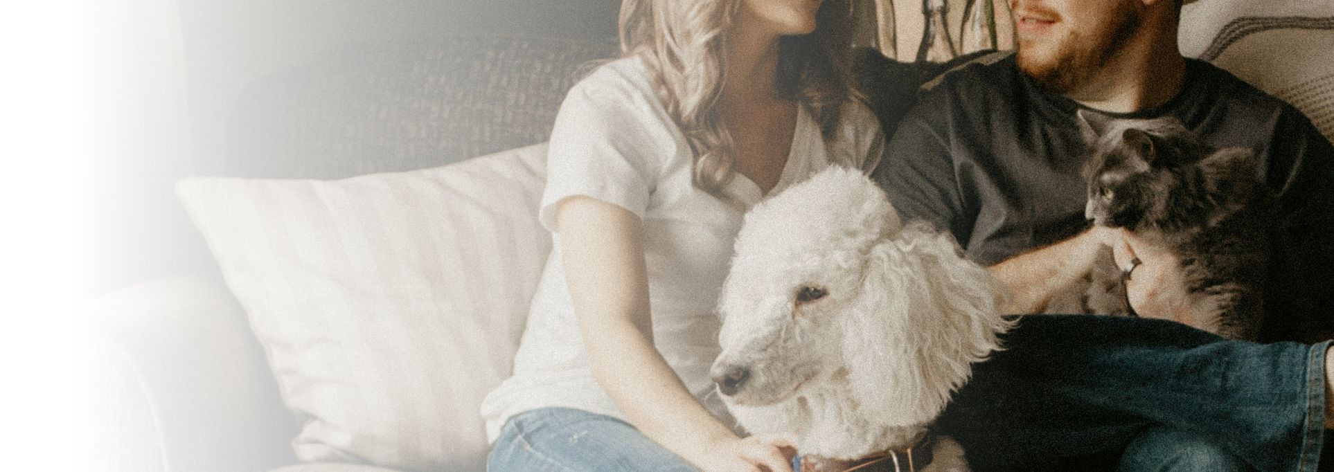 couple avec un chien et un chat dans les bras